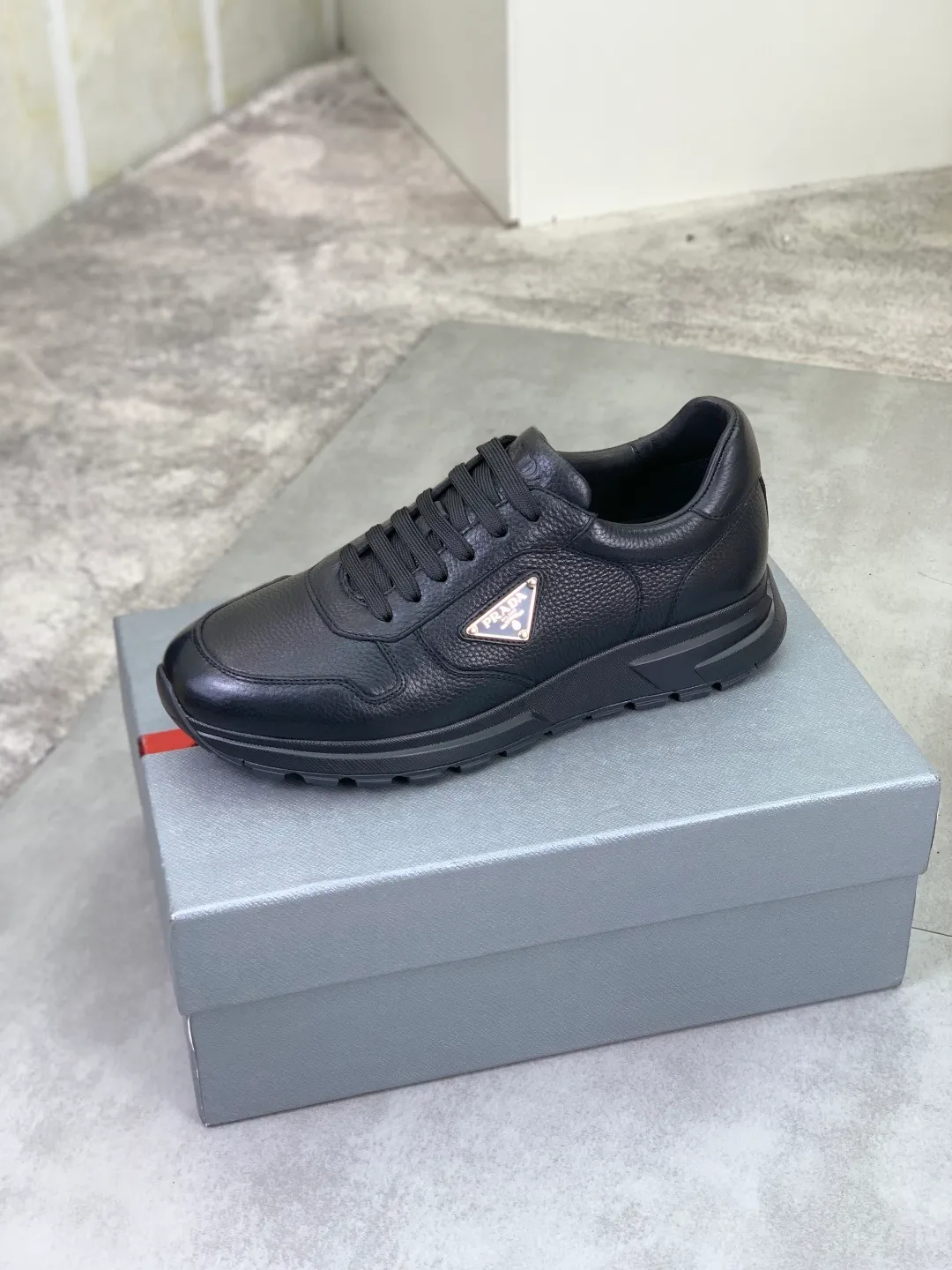 Men's men's shoes💰P580💰【New model】Top quality, new popular models on the official website, which will never go out of style for a century,🆘 The trendy brand (Prada) mainly promotes popular models, avant-garde and versatile fashionable men's shoes, private version molding, cowhide surface splicing 1:1 oil edge processing... fashionable and simple, original imported cowhide interior cowhide feet; the atmosphere and personality are more fashionable, eye-catching and pursuing class. It will subvert old ideas and be a must-have for fashionistas who want to spend time with you! Must keep it! High-end comfort, high-end quality workmanship. Size: 38-44 Various colors available. full package
